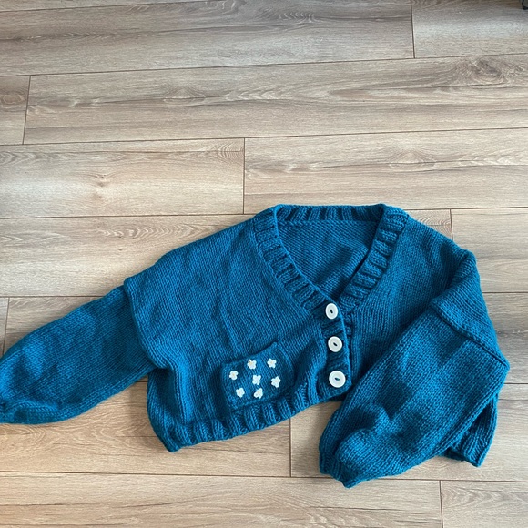 Hand knit cropped cardigan with flower pockets - Picture 2 of 4